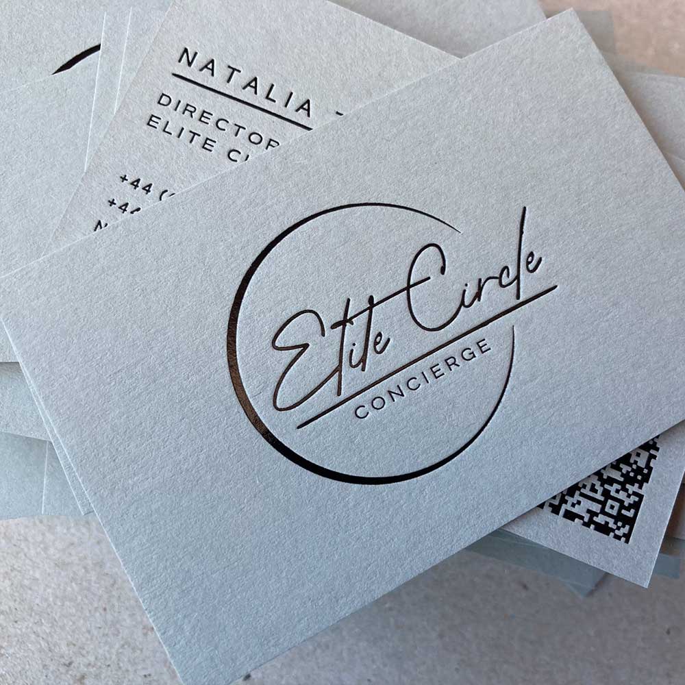 Card visit ép kim nhẹ nhàng nền ghi sáng