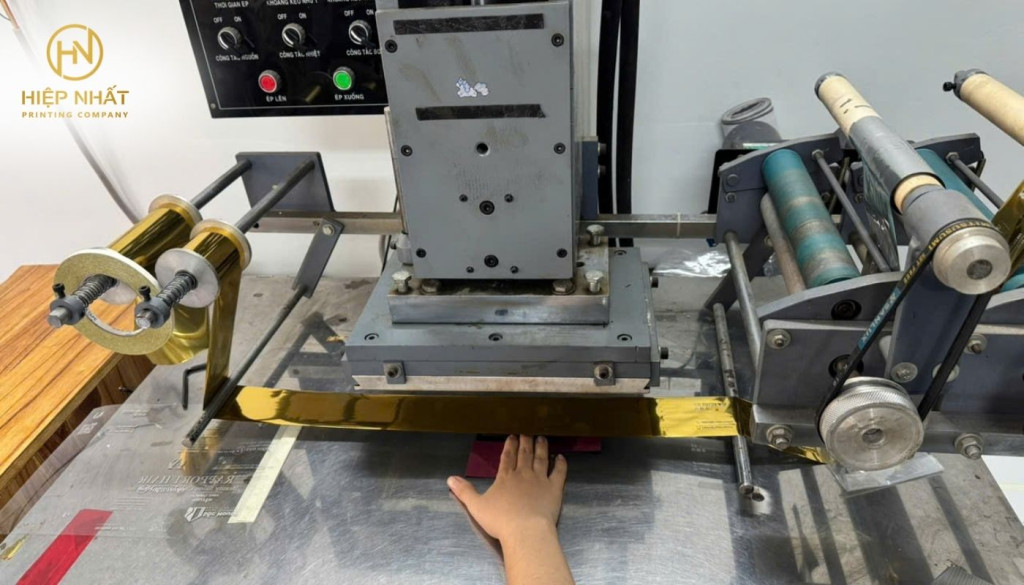 Gia công sau in với máy ép kim công nghệ hiện đại