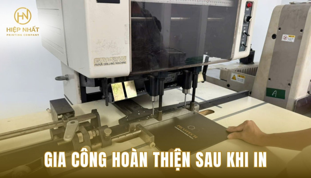 Gia công cán màng, ép plastic, bo góc giúp tăng độ bền và tính thẩm mỹ Quy trình gia công sau in menu trà sữa