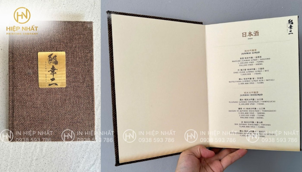 Menu vải là dạng menu có phần bìa bồi vải lên tấm carton dày khoảng 3mm