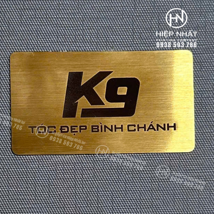 Logo kim loại trên menu bìa da salon tóc