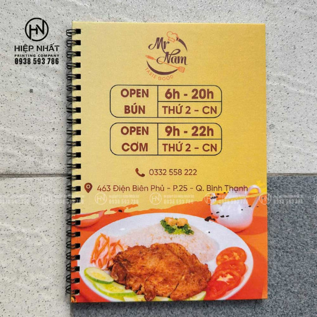 Menu bìa cứng lò xo khổ 20x29cm, thiết kế vàng nổi bật, phù hợp tiệm cơm văn phòng