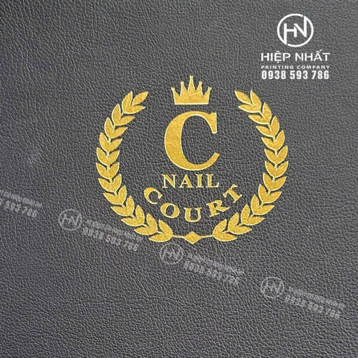 Logo ép kim vàng trên menu bìa da