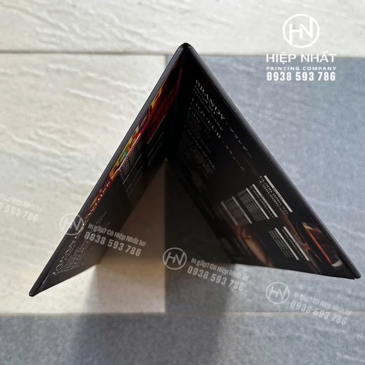 Menu bìa cứng gập đôi chụp nghiêng từ trên