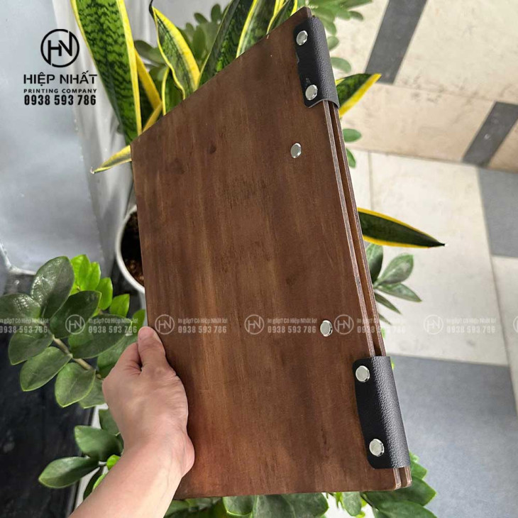 Mặt sau menu gỗ gáy còng với viền da chắc chắn