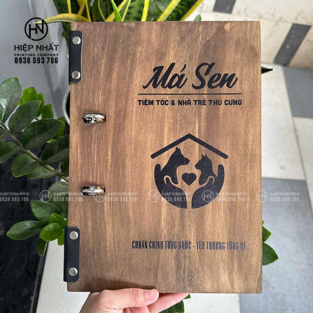 Menu gỗ gáy còng khắc logo thương hiệu thú cưng - ảnh bìa