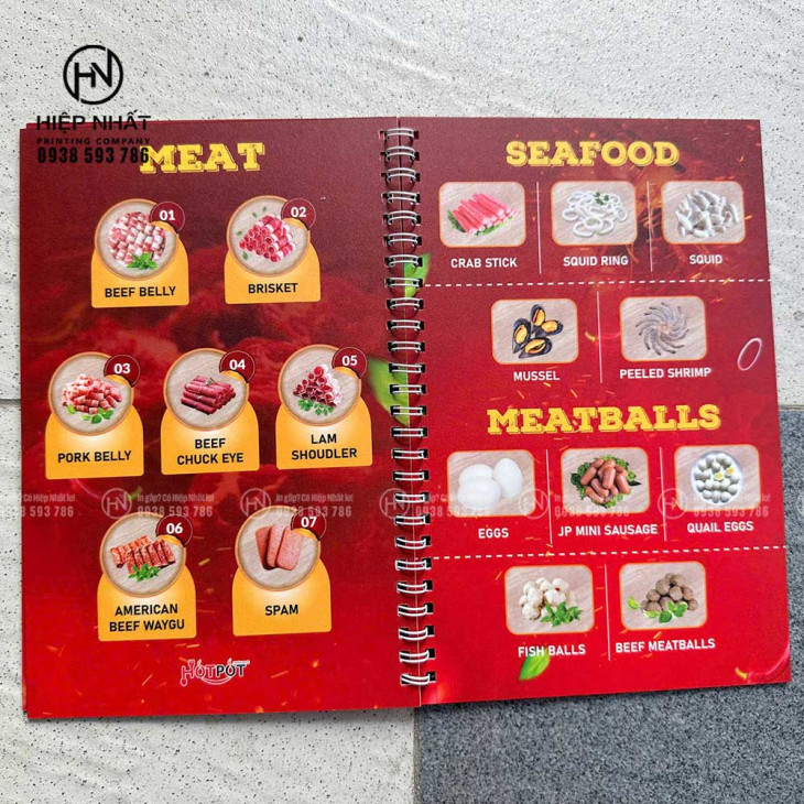 Nội dung thực đơn nhựa lò xo A4 với hình ảnh món thịt, hải sản bắt mắt