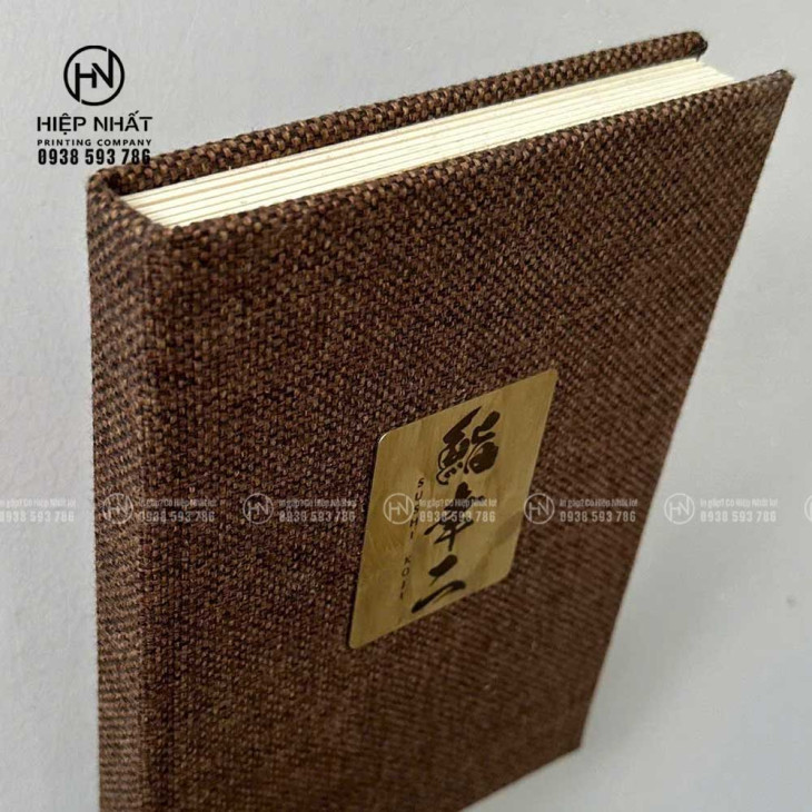 Menu mở phẳng A5 nhìn nghiêng, chất liệu vải bìa cao cấp
