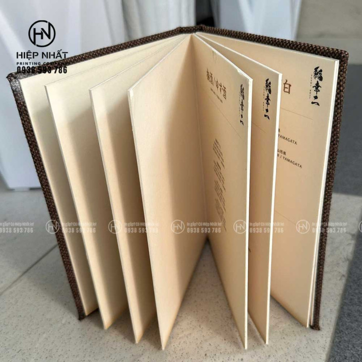 Menu mở phẳng lật toàn trang, ruột giấy mỹ thuật cao cấp