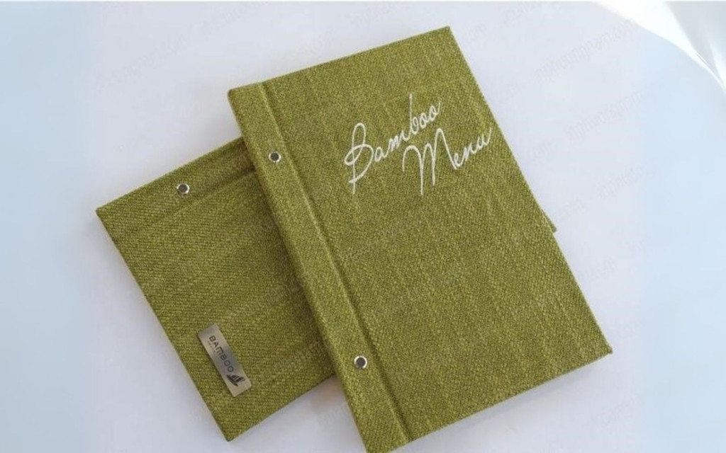 Menu bìa vải với họa tiết thêu nhẹ nhàng, đậm dấu ấn thương hiệu Menu bìa vải với họa tiết thêu nhẹ nhàng, đậm dấu ấn thương hiệu