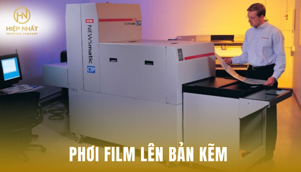 Hình ảnh từ film được chuyển lên bản kẽm bằng ánh sáng chuyên dụng Phơi film lên bản kẽm