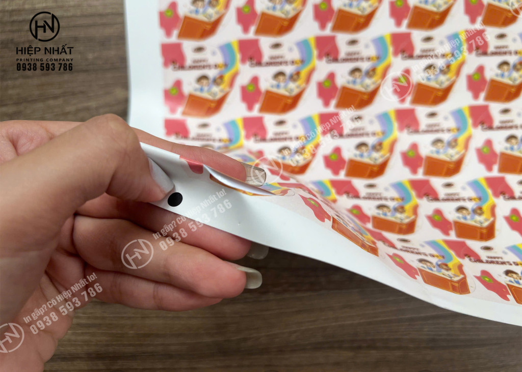 Mẫu in tem nhãn tông màu đỏ với hình ảnh sắc nét