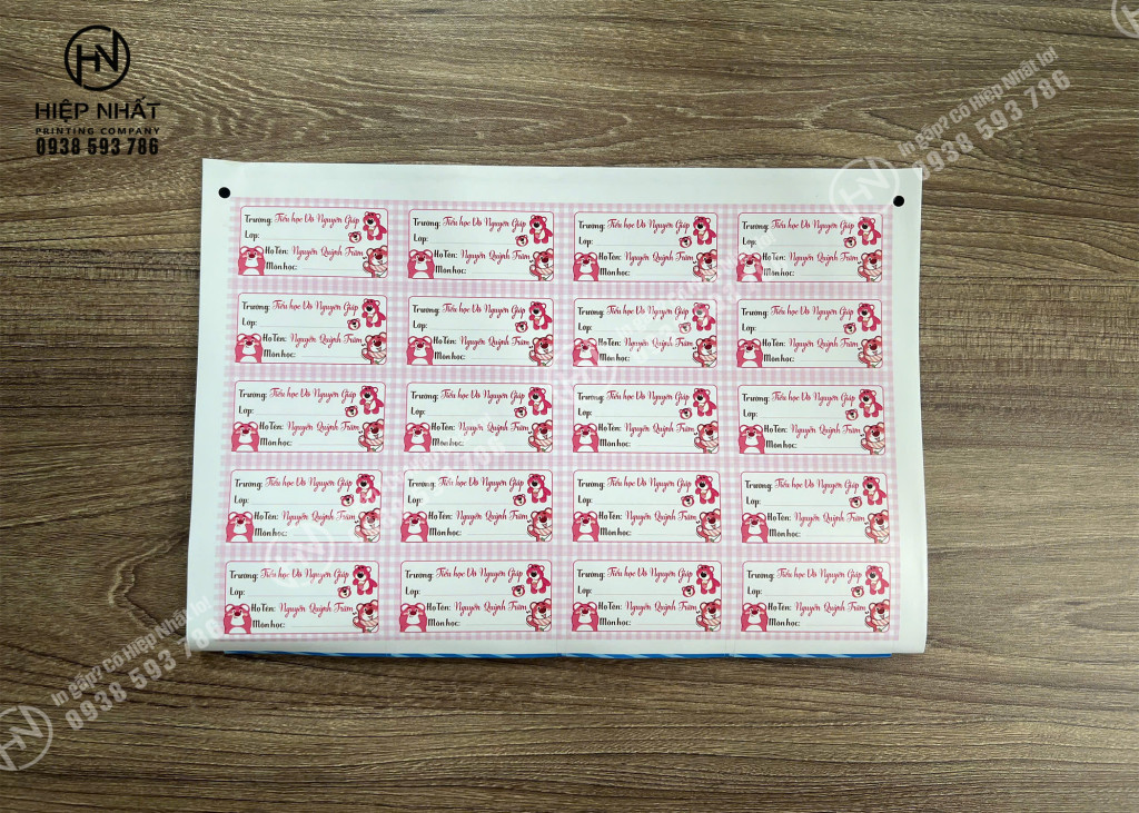 Mẫu in nhãn vở màu hồng đáng yêu cho các bé vui vẻ đến trường