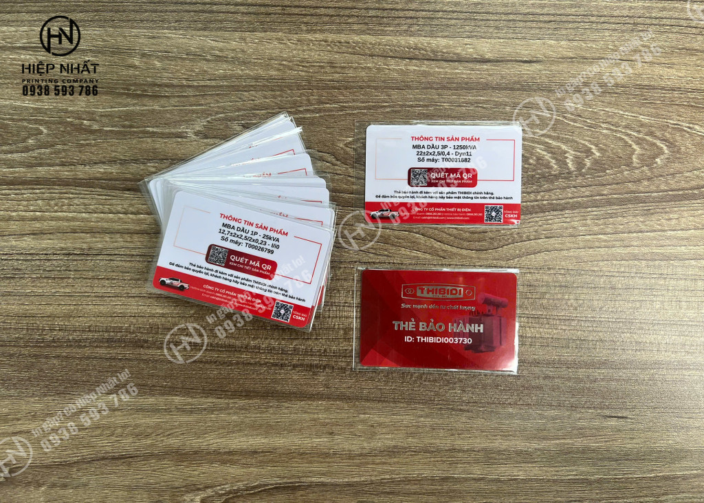 Mẫu thẻ nhựa đỏ in thẻ bảo hành tông màu đỏ mang vẻ nhiệt huyết mạnh mẽ