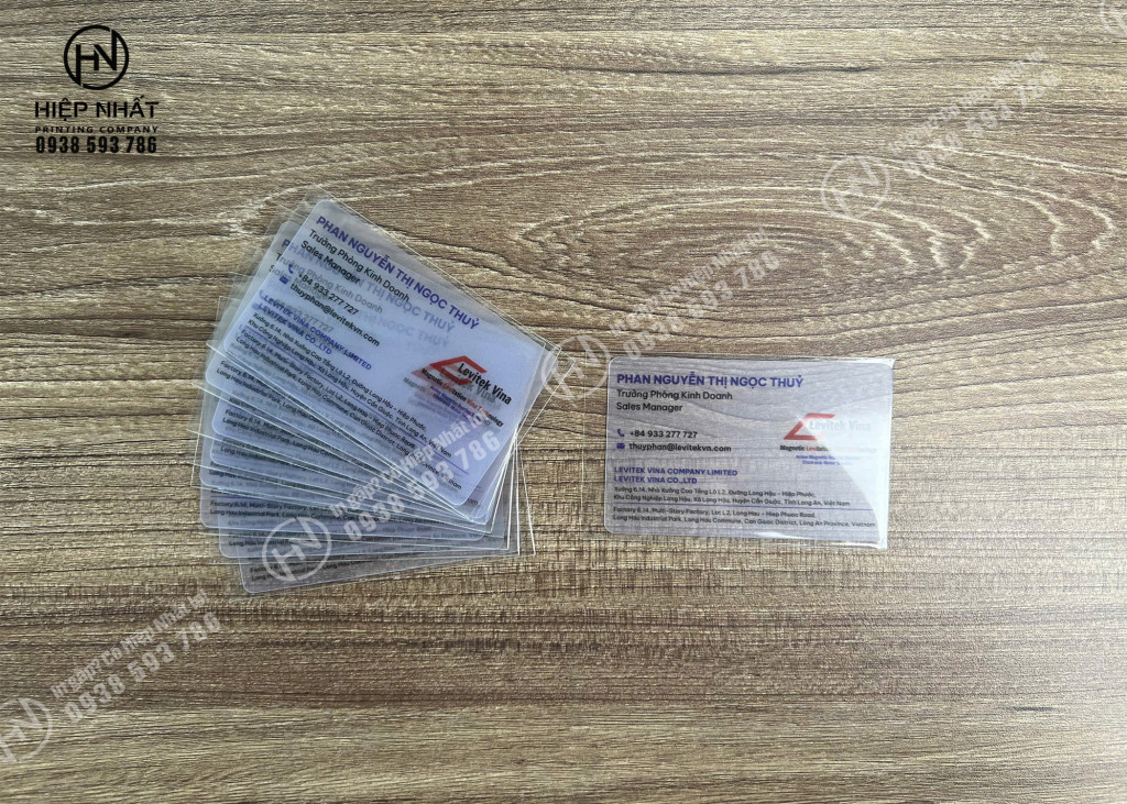 Mẫu thẻ nhựa trong suốt in tên và chức vụ đầy đủ thông tin