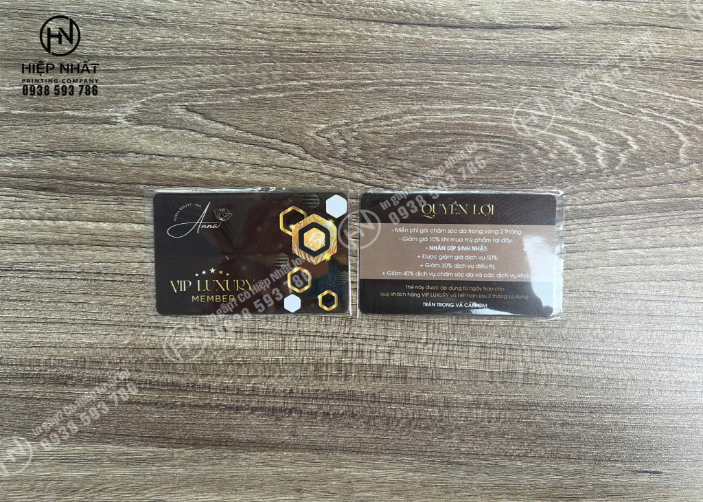 Mẫu in thẻ nhựa vip cho khách hàng là thành viên lâu năm tông màu đen