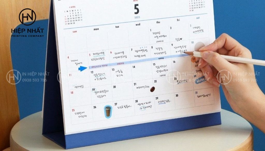 Kích thước lịch hợp lý vừa đẹp, vừa tiết kiệm chi phí in ấn