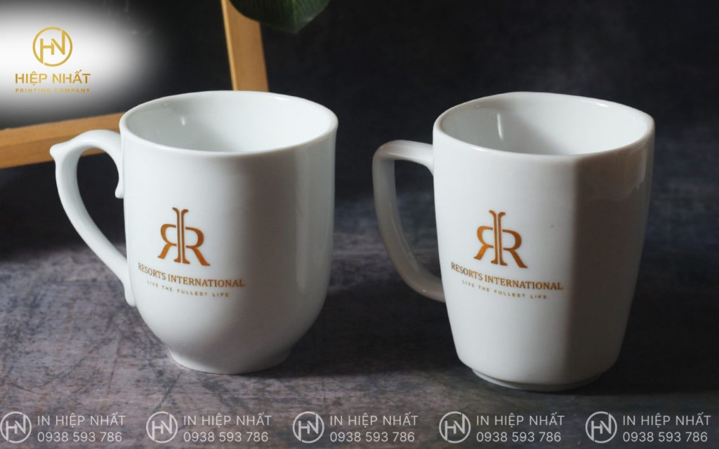 Ép kim logo trên ly sứ