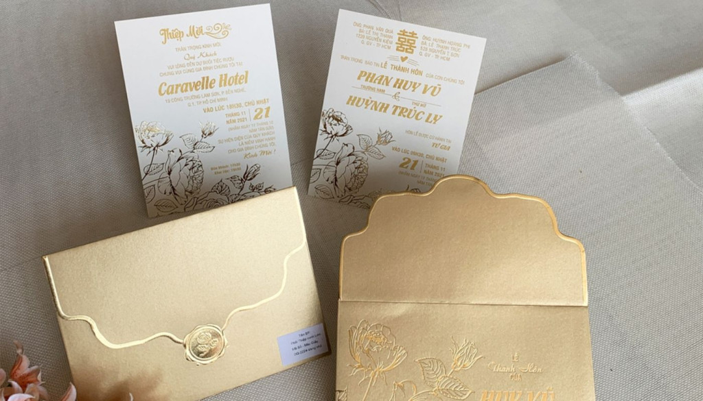 Mẫu in thiệp cưới hiện đại với kỹ thuật ép nhũ tinh tế