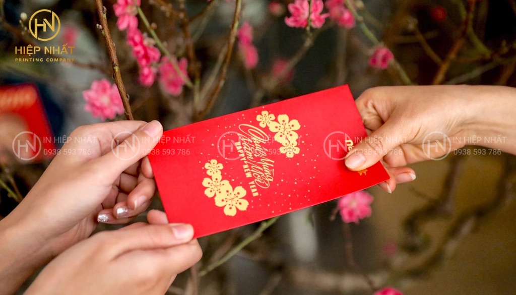 Hình ảnh hoa mai thường được lựa chọn để in ấn lên bao lì xì