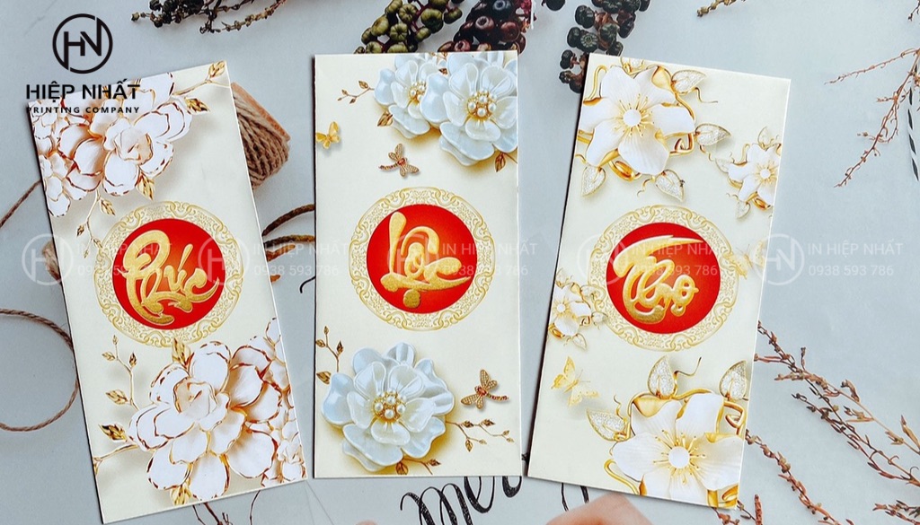 Bao lì xì thiết kế phong cách truyền thống với hình Phúc Lộc Thọ và Thần Tài