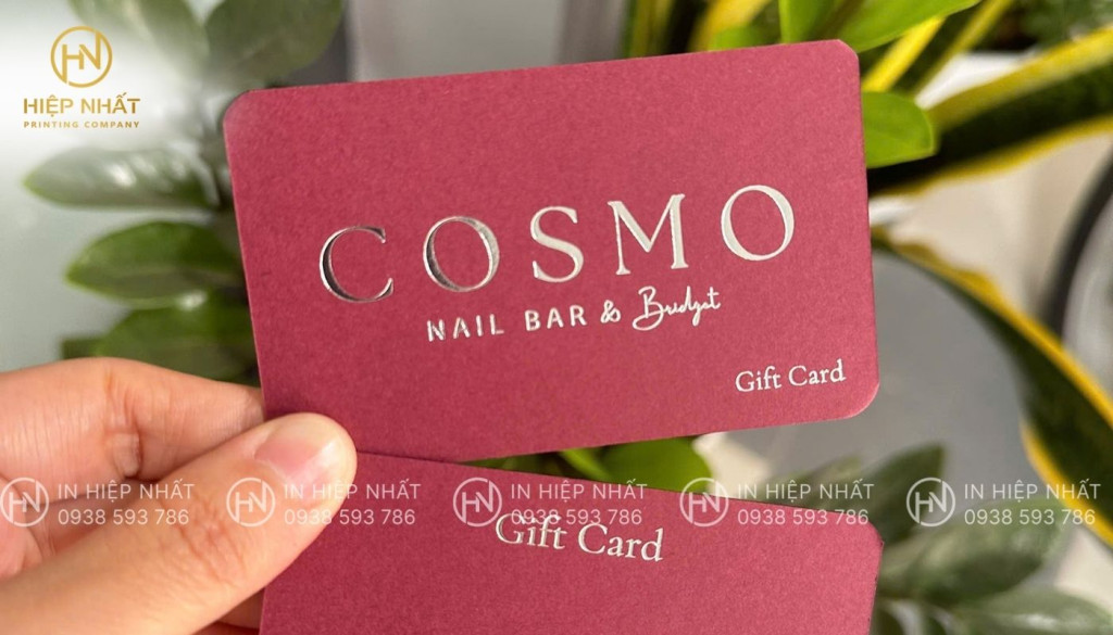 Mẫu in name card tone đỏ ép nhũ vàng sang trọng