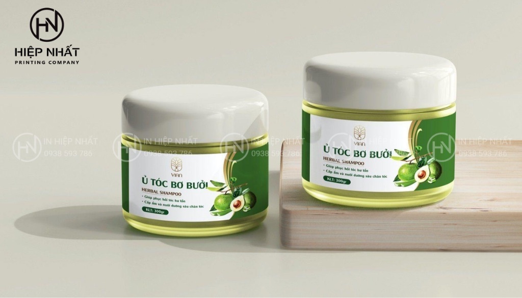 Tem nhãn ủ tóc bưởi màu xanh mát, thể hiện sự tinh túy từ thảo dược thiên nhiên