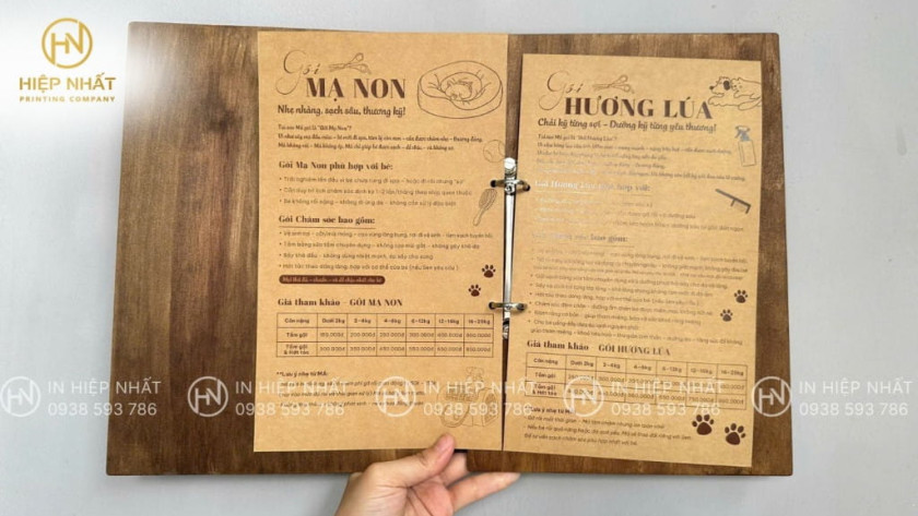 Menu chất liệu gỗ nổi bật với bề mặt dễ in ấn, thêm chi tiết đặc sắc